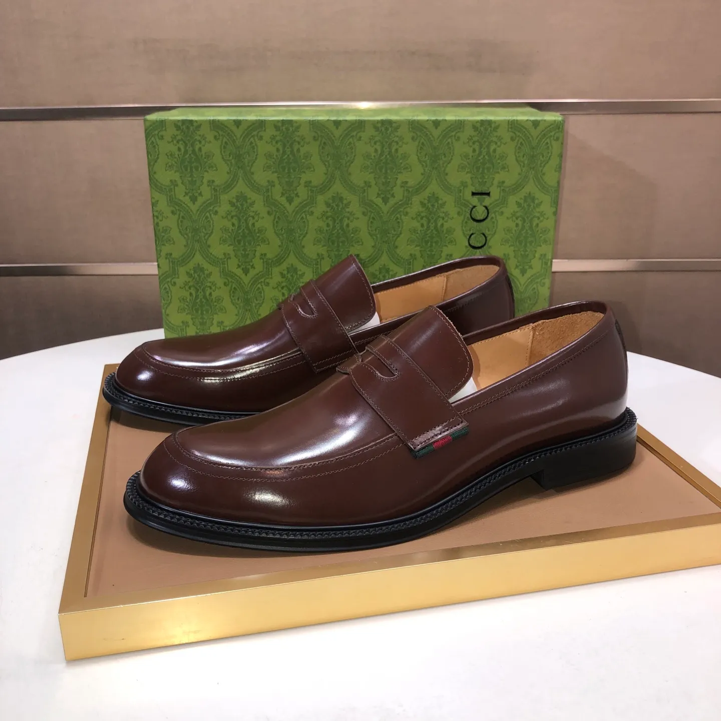 Factory batch 500💰Italy’s top luxury men’s shoe giant (GUCCI) (Gucci) (full cowhide lining) new arrival🍃Original European style🔰 Pleasant to the eye😍In order to make the shoes more durable and non-deformable🌀The production continues to follow traditional methods but there is still no lack of innovation💪The original sheepskin is selected for the leather♻️Smooth, natural and extra bright⭐Made of imported cowhide The rich man’s first choice 38-45 (45 customized)